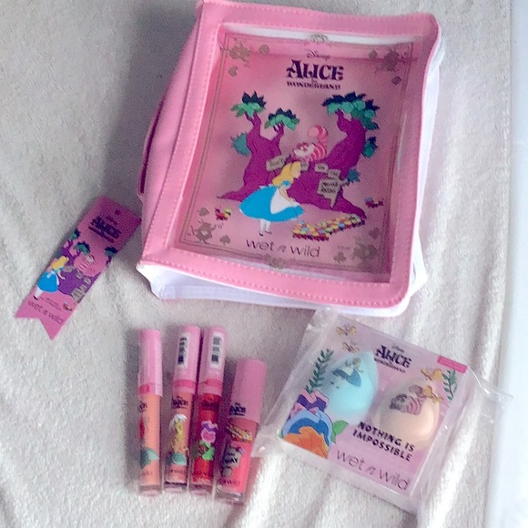 Wet n Wild Disney Alice In Wonderland 23 pcs Eye palette blush lip gloss bag New - Picture 2 of 11